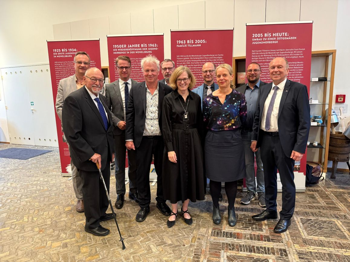 Beim Festakt zum 100jährigen Jubiläum des Kreismuseums Wewelsburg (v.l.): Dr. Guido Hitze (Leiter der Landeszentrale für politische Bildung in NRW), Heinz Köhler (Kreisdirektor a.D. und heutige Vorsitzende des Fördervereins Kreismuseum Wewelsburg e. V.), CDU-Generalsekretär Carsten Linnemann, stellvertretende Museumsleiter Markus Moors, Guido Varney (Vorsitzender des DJH Landesverbandes Westfalen-Lippe), Museumsleiterin Kirsten John-Stucke, Prof. Dr. Johannes Süßmann (Uni Paderborn), Heike Kropff (Leiterin des LWL-Museumsamtes), der Wewelsburger „Herbergsvater“ Frank Piontek und Landrat Christoph Rüther.